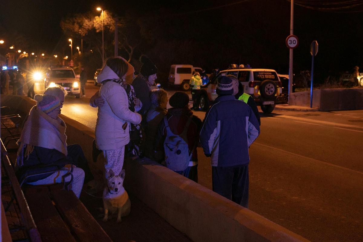 Algunos de los momentos más destacados de esta mañana en el incendio de Cabo Tiñoso. Algunos de los momentos más destacados de esta mañana en el incendio de Cabo Tiñoso.