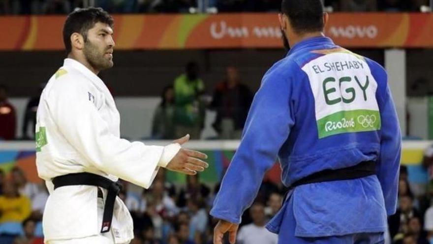Un judoca egipcio se niega a dar la mano a un israelí
