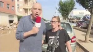 Nacho Abad con una vecina de Valencia