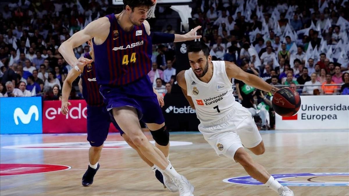 El pívot azulgrana Tomic sale al paso de Campazzo en una acción del segundo encuentro.