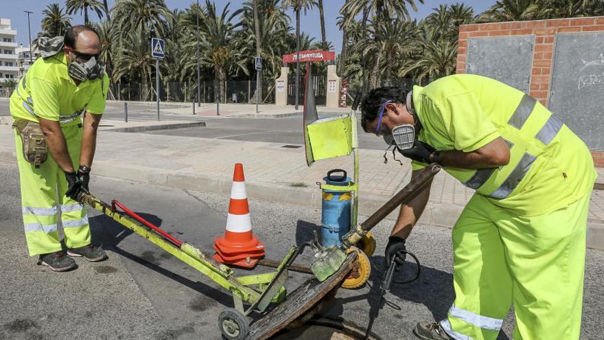 Operarios fumigando esta semana en Travalón