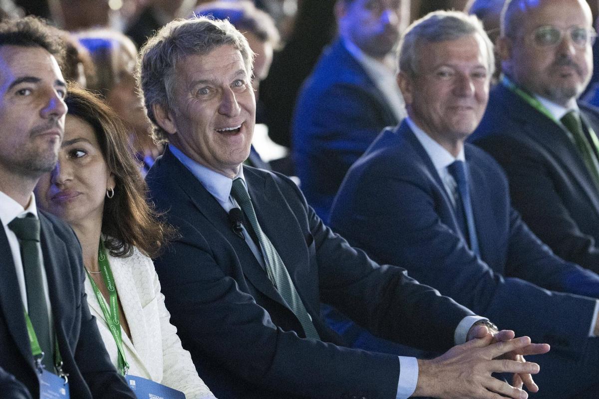 El presidente del Partido Popular, Alberto Núñez Feijoo, junto al presidente de la Xunta de Galicia, Alfonso Rueda y al presidente del Partido Popular de Cataluña, Alejandro Fernández, antes de intervenir en la reunión del Cercle d’Economia, celebrada en Palau de Congressos de Catalunya. Barcelona, 2 de junio de 2026. Fotografía de Ferran Nadeu