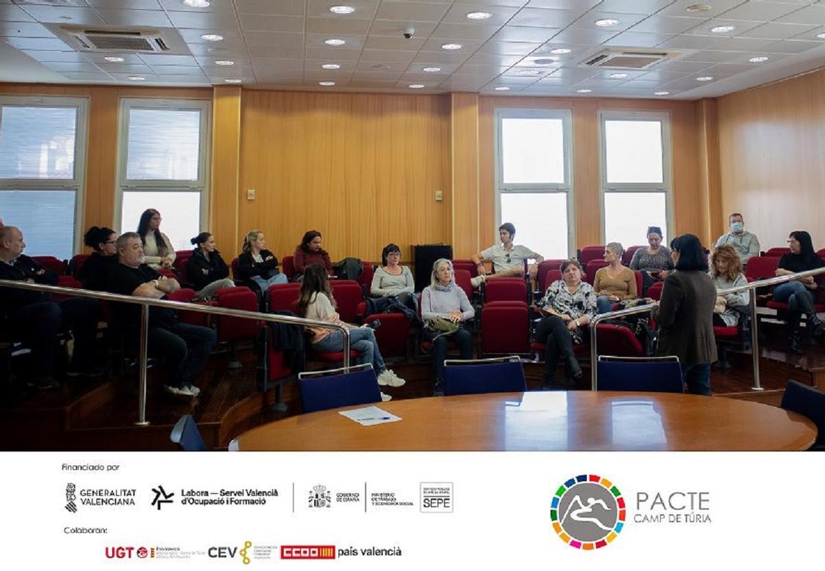 Una imatge d’una de les reunions del Pacte per l’Ocupació del Camp de Túria.