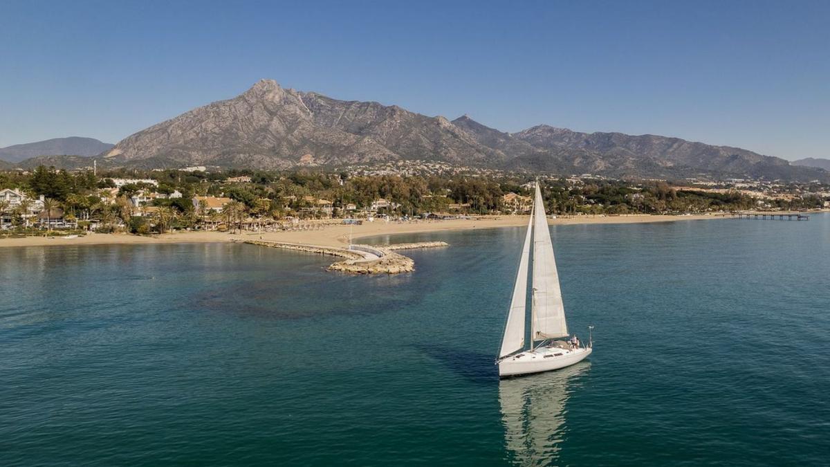 Una embarcación navega a escasa distancia de l litoral marbellí el pasado verano.