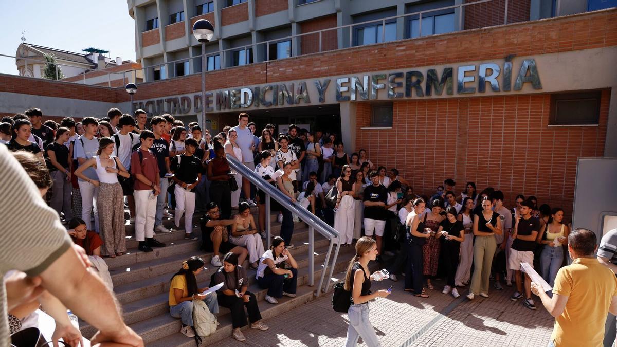 La Facultad de Medicina y Enfermería, llena de estudiantes durante la PAU 2026.