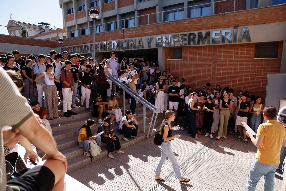Córdoba. Facultad de Enfermería y Medicina. Segundo día de Selectividad. Las Pruebas de Acceso a la Universidad (PAU) o Selectividad