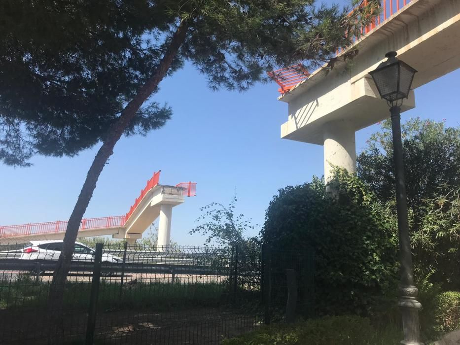 Un camión derriba la pasarela peatonal del Saler (Valencia)