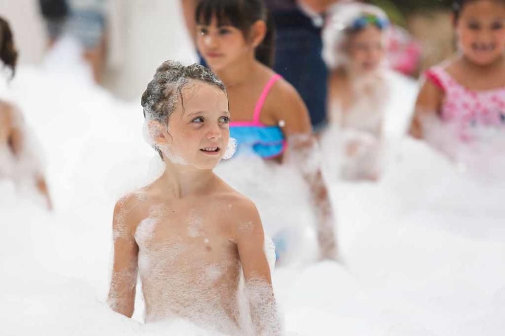 Bañadores, gafas de piscina y chanclas fueron las armas que utilizaron los niños para jugar con las burbujas