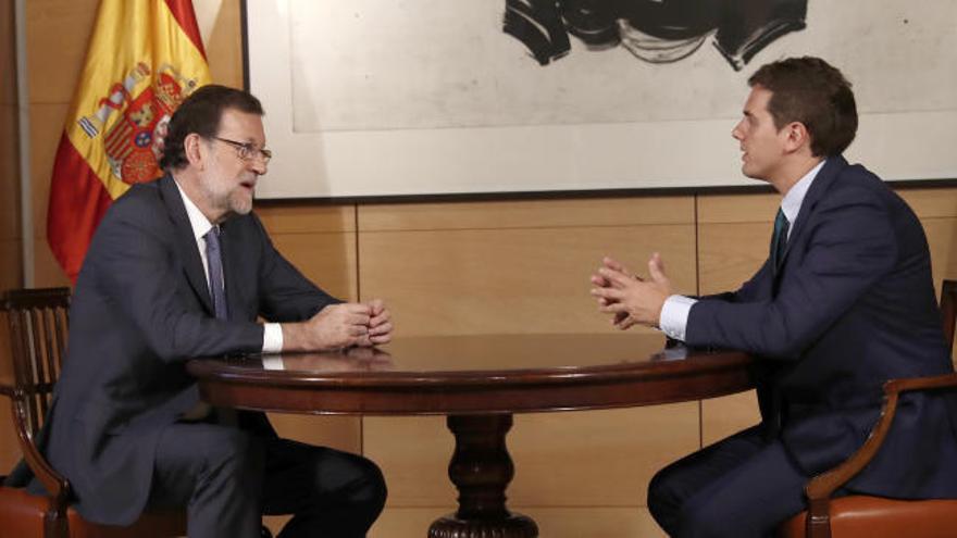 Rajoy y Rivera se reúnen para intentar desbloquear la investidura