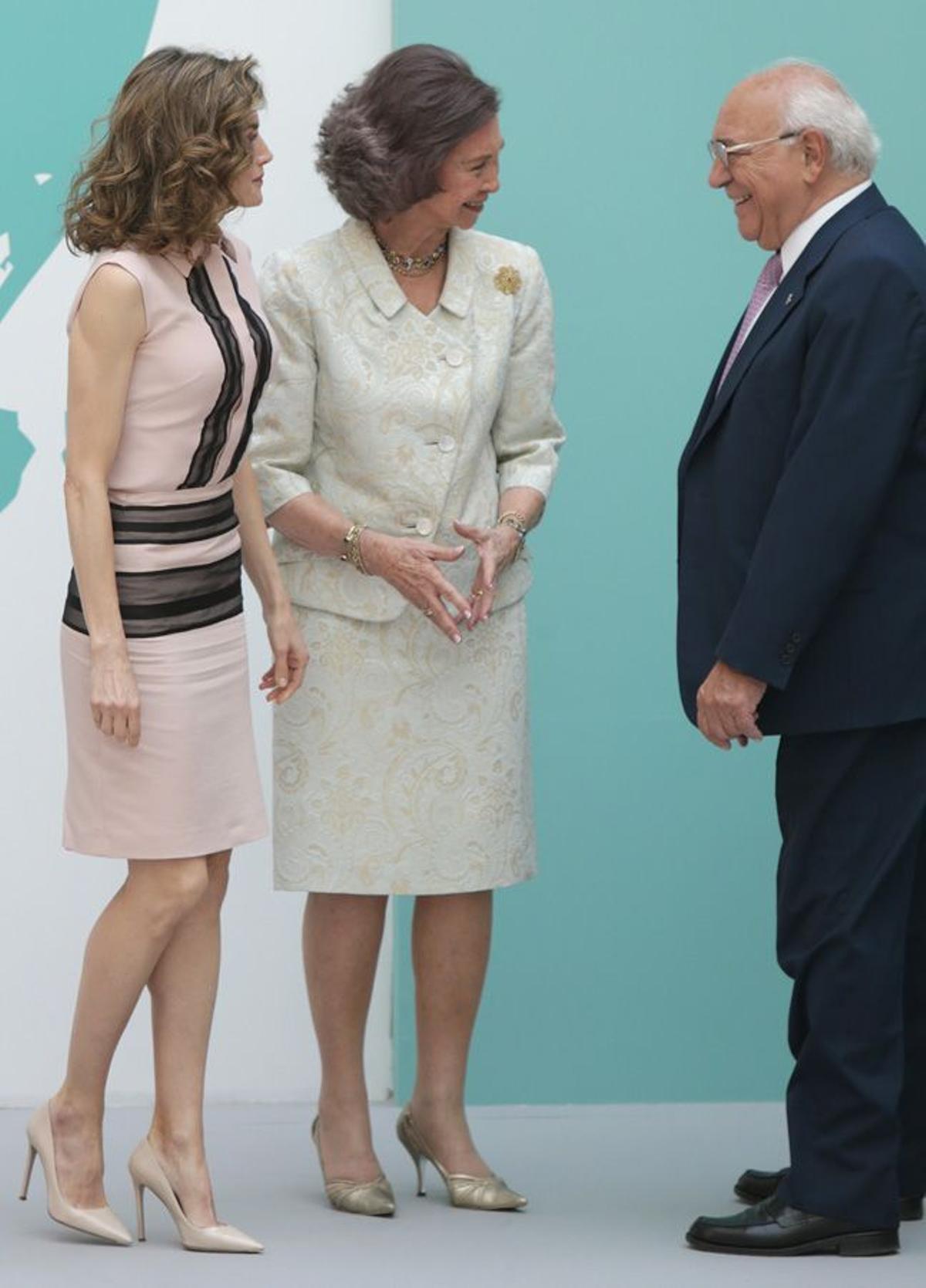 Letizia Ortiz con conjunto rosa y negro y 'stilettos' nude