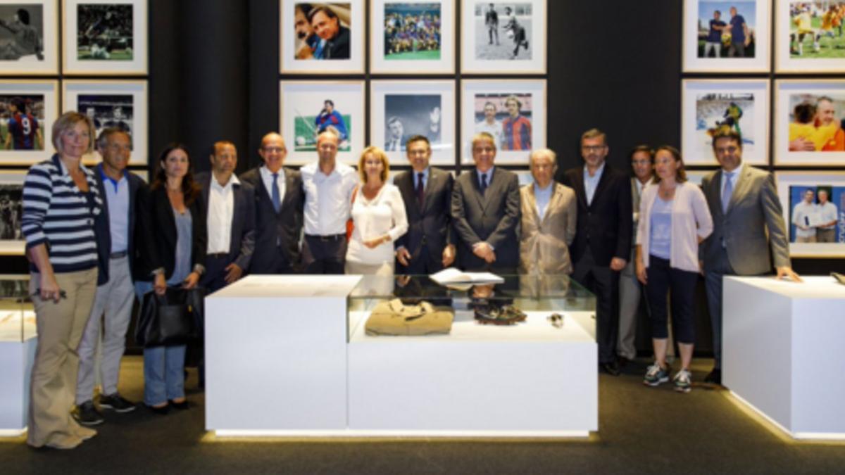 La familia de Cruyff posa junto al presidente y directivos del Barça y de la Fundación y el Instituto Cruyff