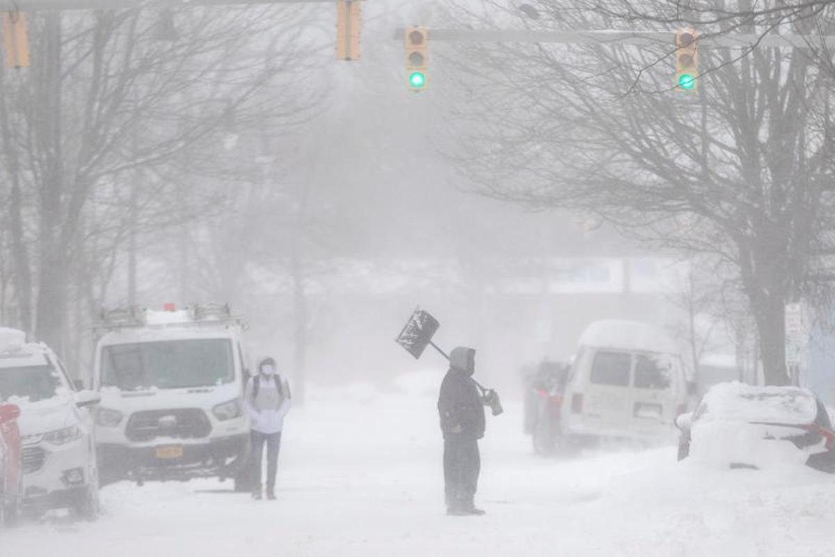 Una fuerte tormenta de nieve golpea Buffalo en Hamburgo, Nueva York, EE. UU