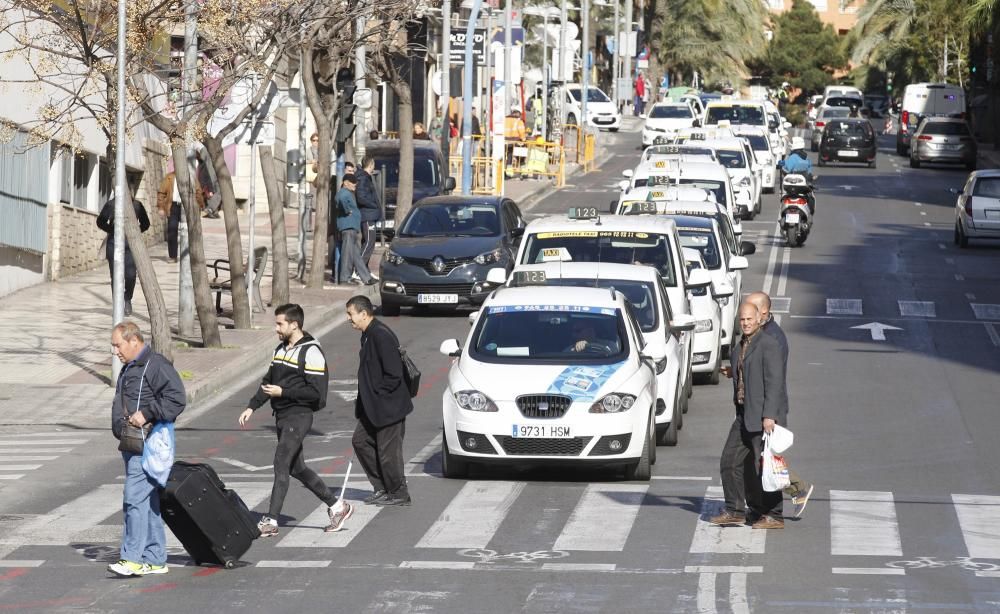 Protesta de los taxistas de Alicante contra la liberación del transporte en la estación del AVE