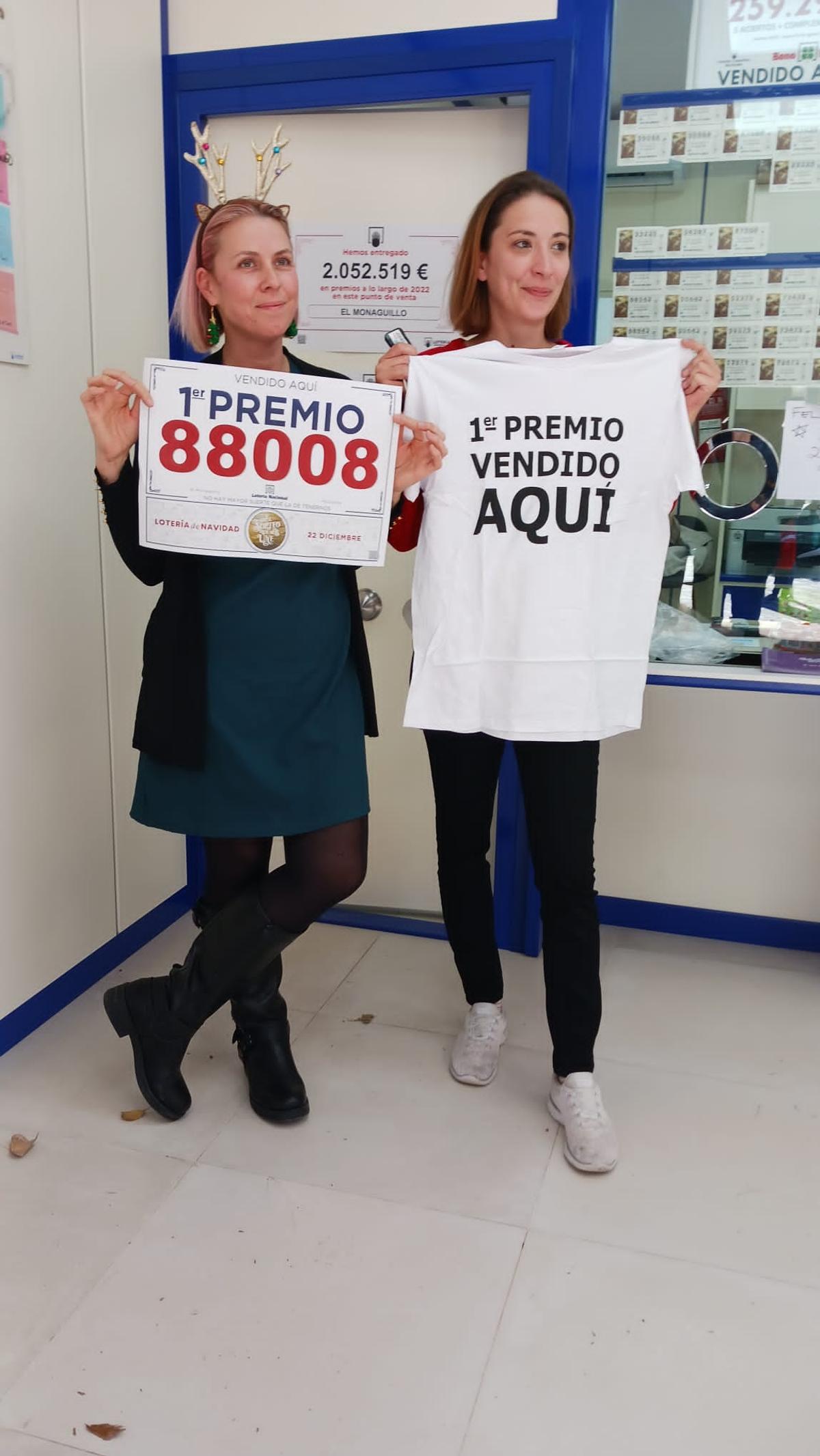 Las propietarias de la administración de Peguera celebran el Gordo de Navidad