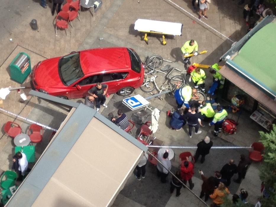 Un coche se estrella en las terrazas de Plaza Cetina