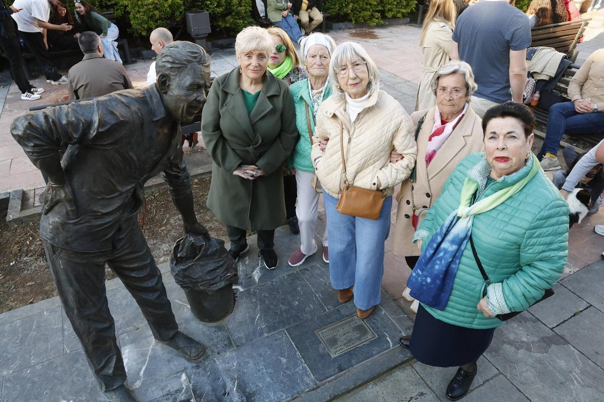 Por la izquierda, Charo García, Miri Menéndez, Violeta Gómez, Manoli Infiesta, Pili Cuesta y Liber Ceínos, junto a la estatua de "Rambal" en Cimadevilla, en Gijón.