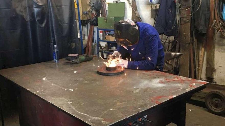 Un trabajador del sector naval en una empresa de la comarca. // Santos Álvarez