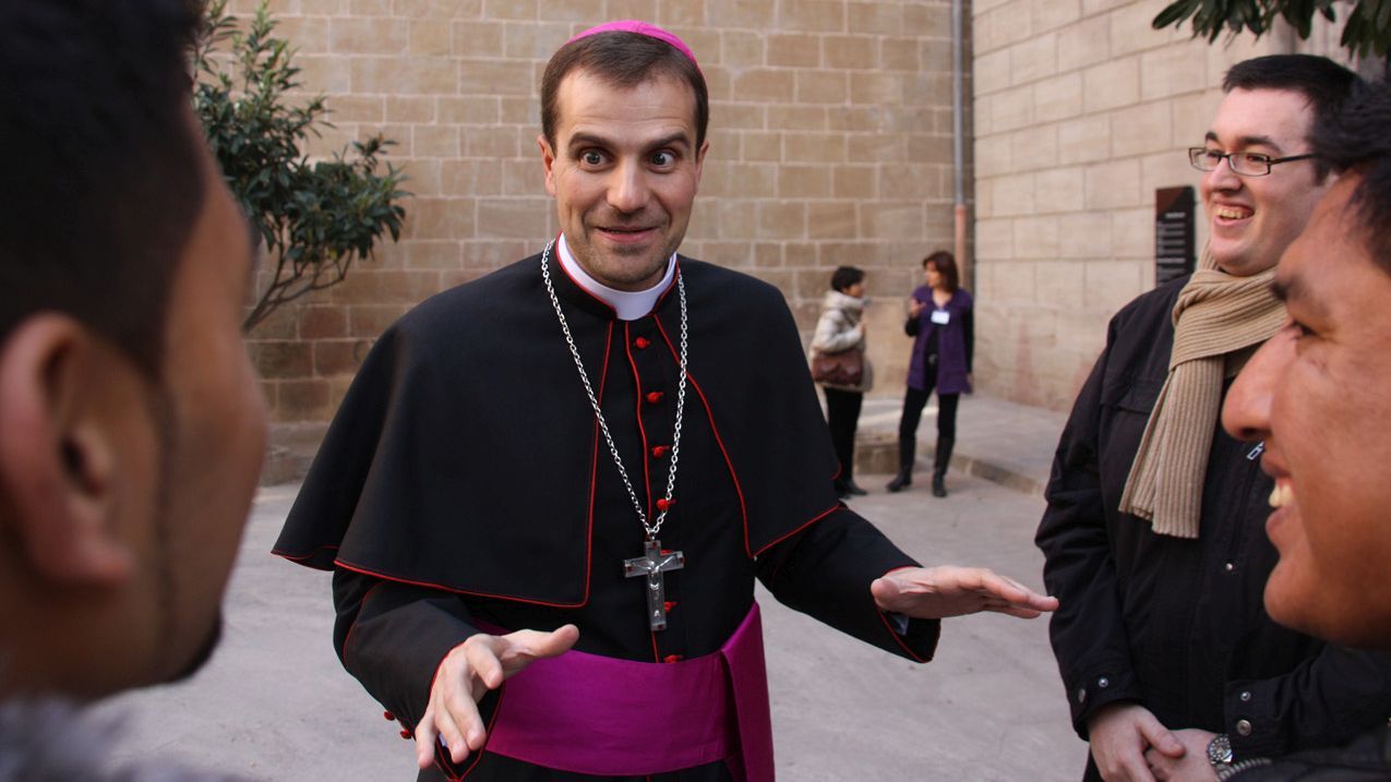 El obispo Xavier Novell saluda a los fieles en el Palau Episcopal de Solsona