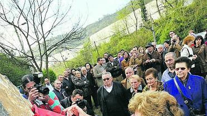 Paquita Antuña descubre la placa conmemorativa en la Cuesta Vindoria.