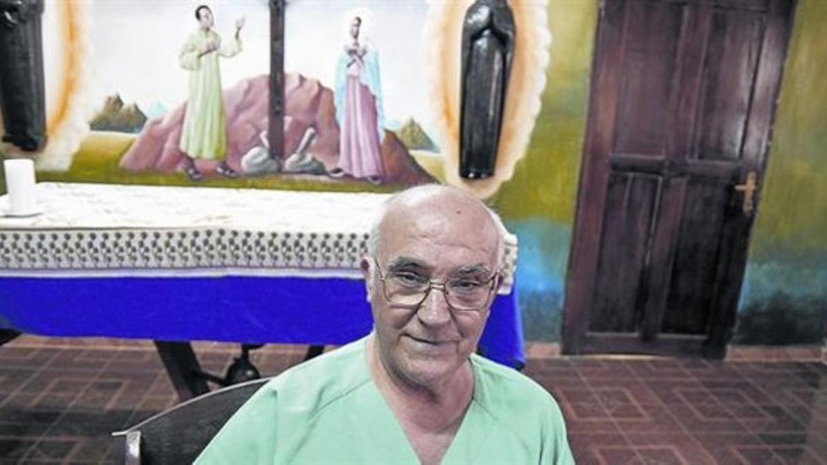 El religioso Manuel García Viejo meses atrás, en el Hospital de San Juan de Dios, de Lunsar, en Sierra Leona, donde ejercía.