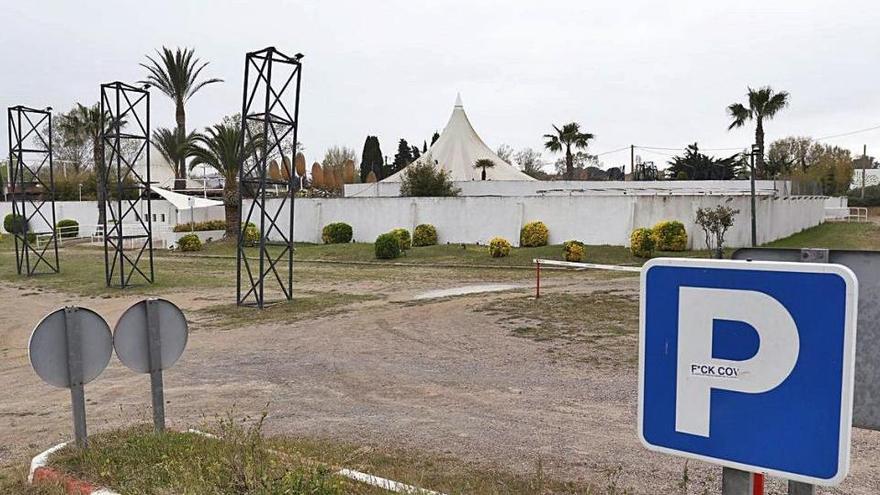 L&#039;aparcament de la discoteca de Palafrugell on es va fer la festa il·legal de diumenge.