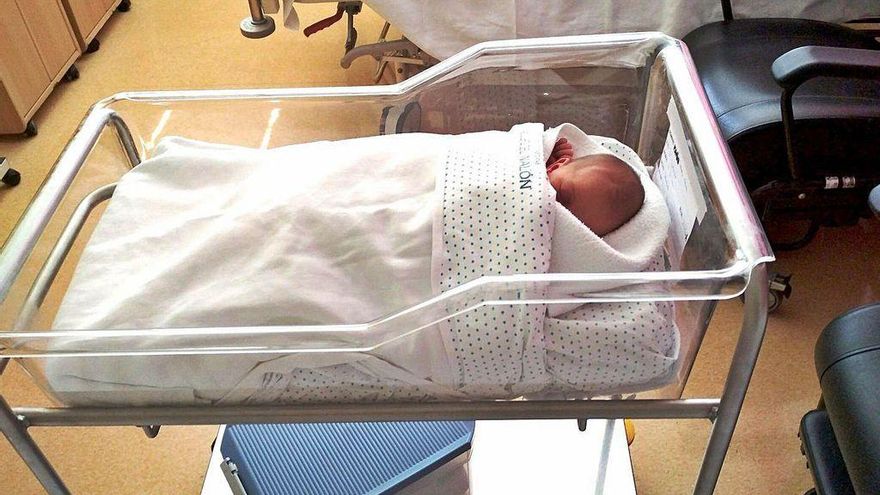 Un bebé recién nacido en las instalaciones del Hospital Valle del Nalón.