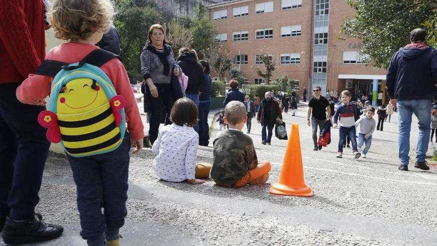 Salida del Colegio García Barbón en Vigo, ayer tras anunciar el cese de clases a partir del lunes. // A. Villar