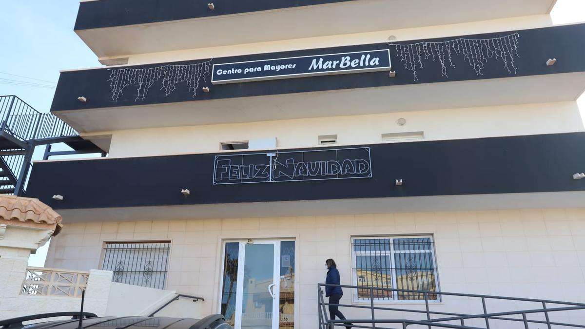 Imagen de este lunes la fachada de la residencia Mar Bella en Torrevieja