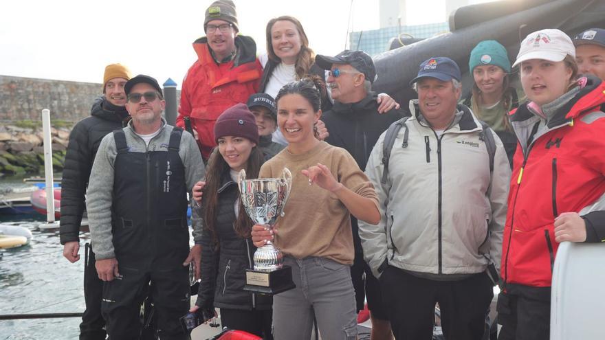 La estadounidense Cole Brauer posa sonriente con su trofeo, ayer, en el puerto coruñés.