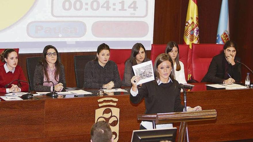 Una de las estudiantes de Derecho utilizó imágenes para reforzar su discurso. // Iñaki Osorio