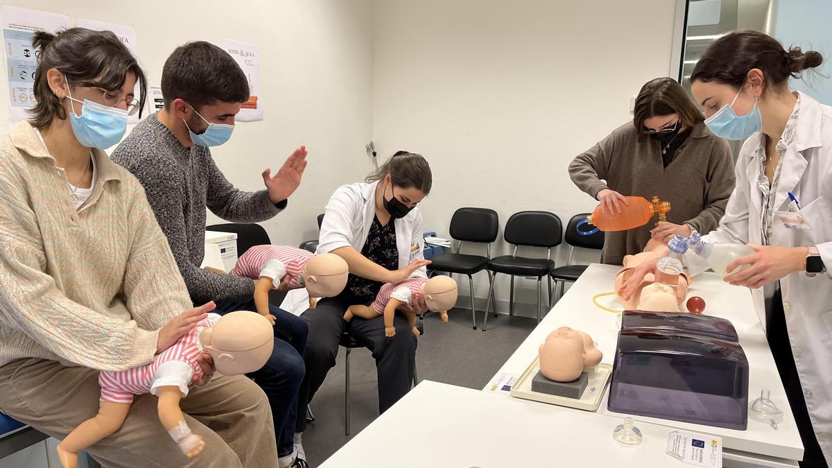 Alumnos participan en uno de los cursos que se imparten en el Cunqueiro.
