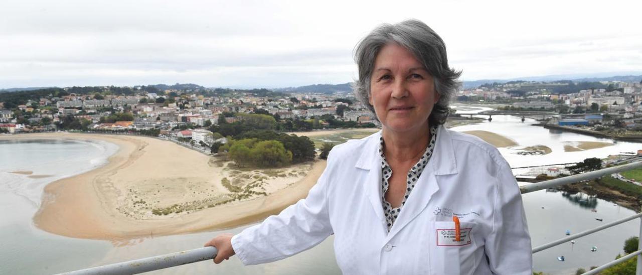 La doctora Carmen Montero Martínez, jefa de Neumología del Chuac, en el Hospital Universitario de A Coruña, con la playa de Santa Cristina al fondo.