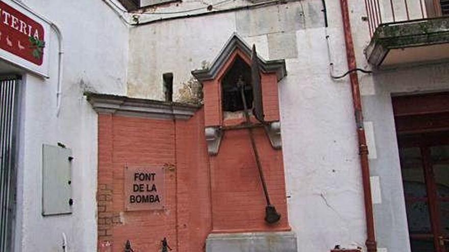 Una imatge de la font de la Bomba, al centre de les Planes d&#039;Hostoles.