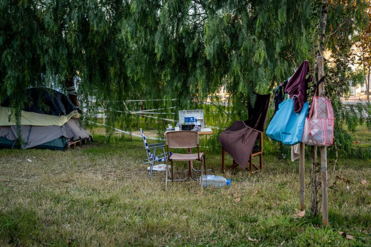 Barcelona 3/12/2025 Sociedad Reportaje sobre las personas sin hogar acampadas en la Zona Franca. - Zona de tiendas de campaña donde vive gente sin hogar en la Zona Franca. AUTOR:JORDI OTIX