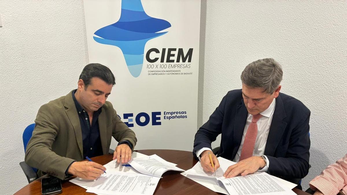 El presidente de CIEM, José Luis Iniesta, y el director general de Uninde Ricardo Cospedal, durante la firma del convenio.