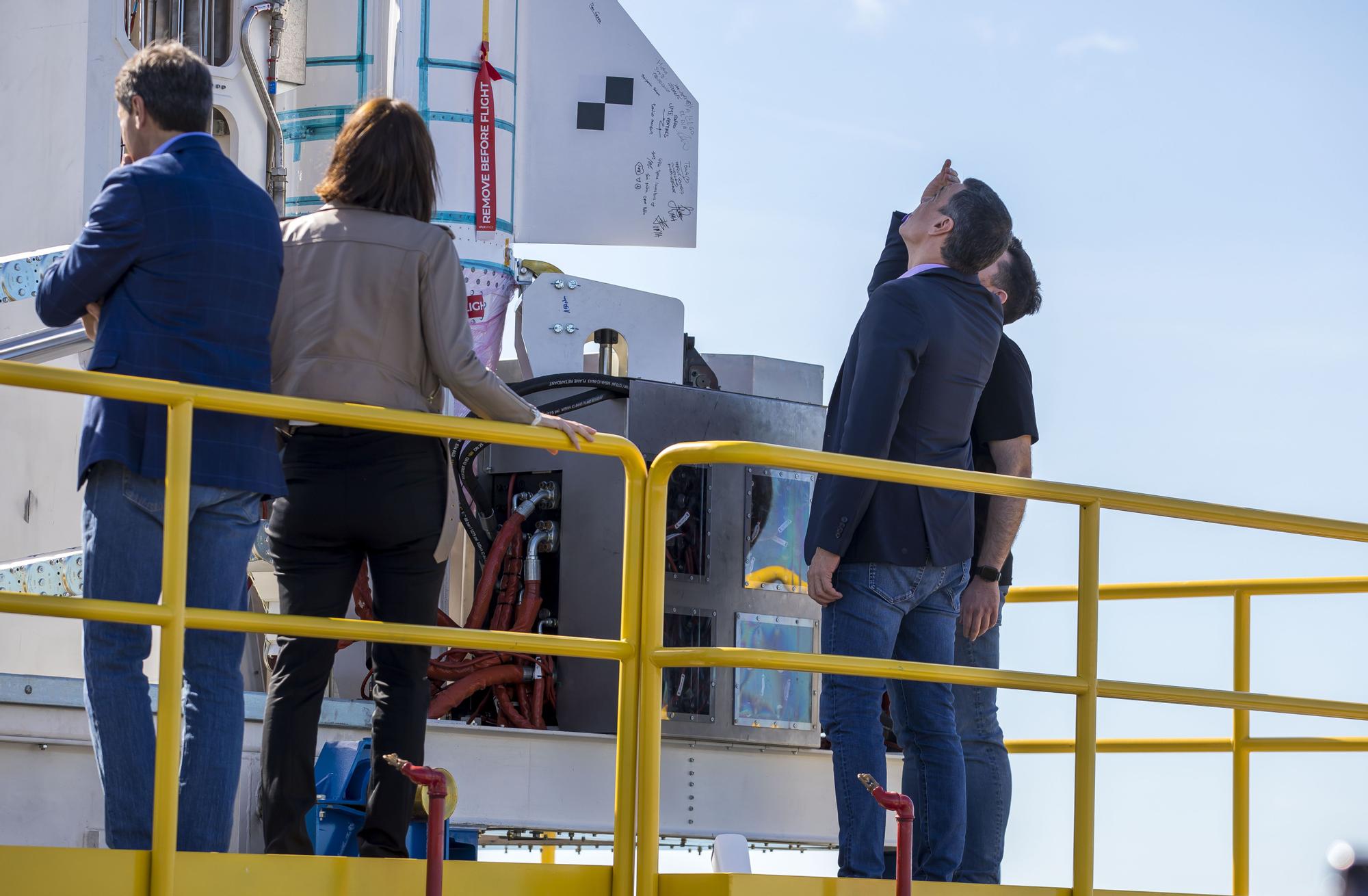 Pedro Sánchez confía en que el cohete de Elche pondrá al país a la vanguardia aeroespacial