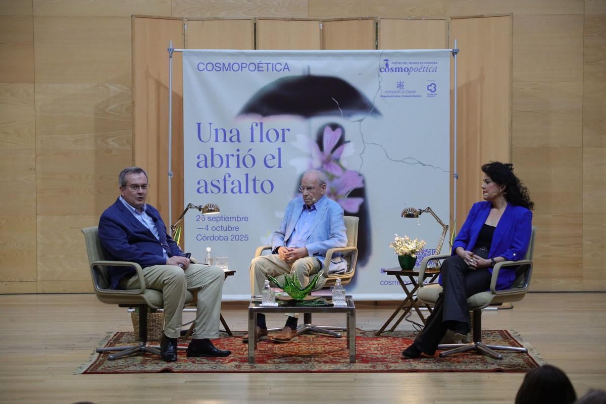 Recital poética dentro del espacio de ‘Cosmopeque’. Jesús Cabrera, Alfonso Guerra y Eva Díaz, en Cosmopoética. El escritor jiennense David Uclés fue el encargado de clausurar con su pregón esta edición de Cosmopoética en Córdoba