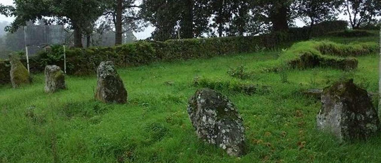 Círculo de Castrotión - En la web de Patrimonio Galego se describe como un monumento megalítico, del que se conservan 12 piedras que quizá fueron reubicadas. Antaño, rodeaban una capilla que se destruyó a principios del siglo pasado y que se conocía como de Nuestra Señora de Quiñóns o de Castro, quizá porque en las inmediaciones pudo haber un asentamiento castrexo. Está en una propiedad pública.