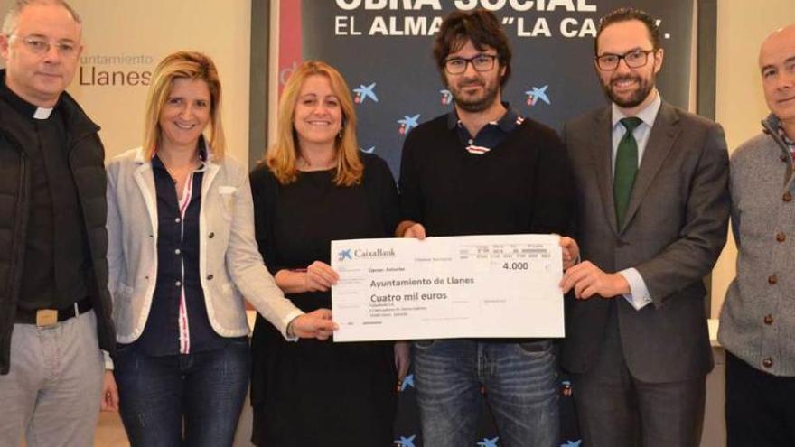 Florentino Hoyos (párroco), Soledad Celorio Vela (concejala de Asuntos Sociales), Nieves Vigón (directora del área de negocio en Asturias de la Caixa), Enrique Riestra Rozas (alcalde de Llanes), Rubén Núñez (director de la Caixa en Llanes) y Ángel Álvarez Holguera (del IES de Llanes).