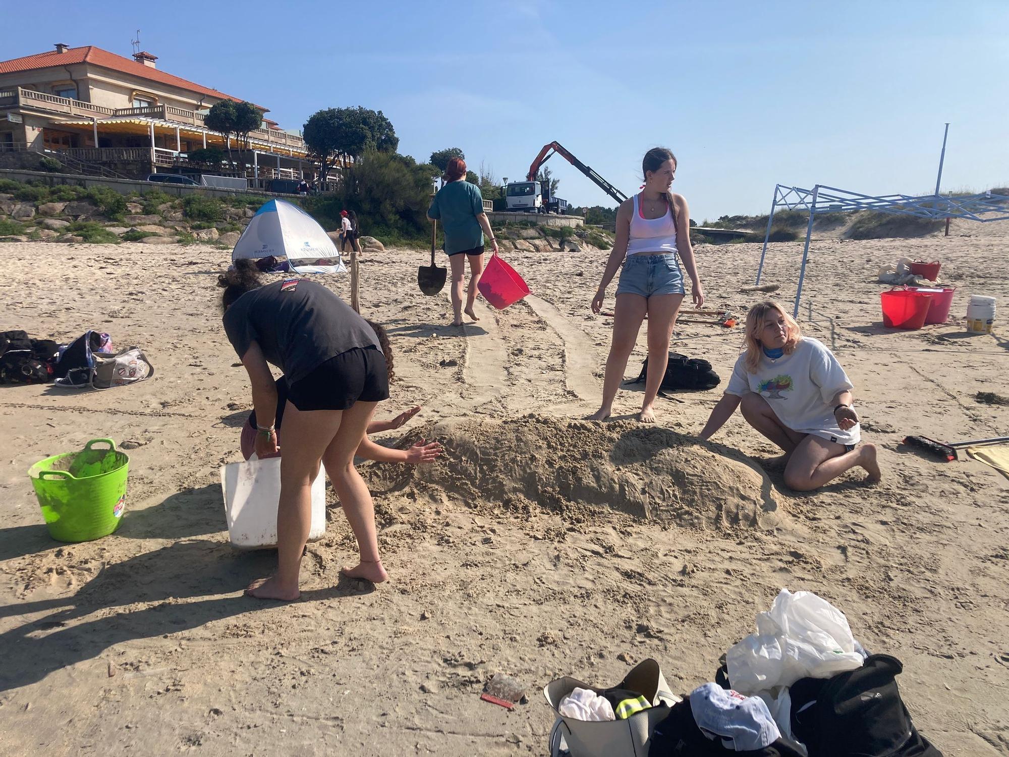 Participantes en la fiesta de las esculturas de arena desarrollada en A Lanzada, a instancias del IES Monte da Vila.