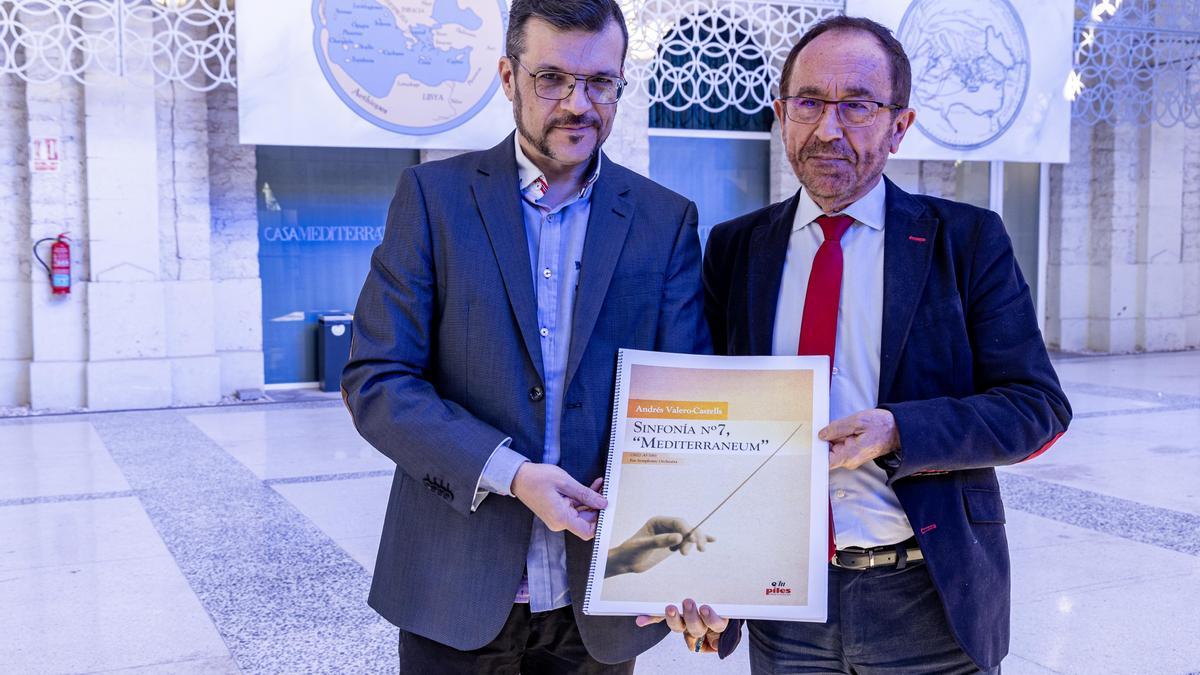 El compositor Andrés Valero-Castells y el director de Casa Mediterráneo, Andrés Perelló, con la partitura