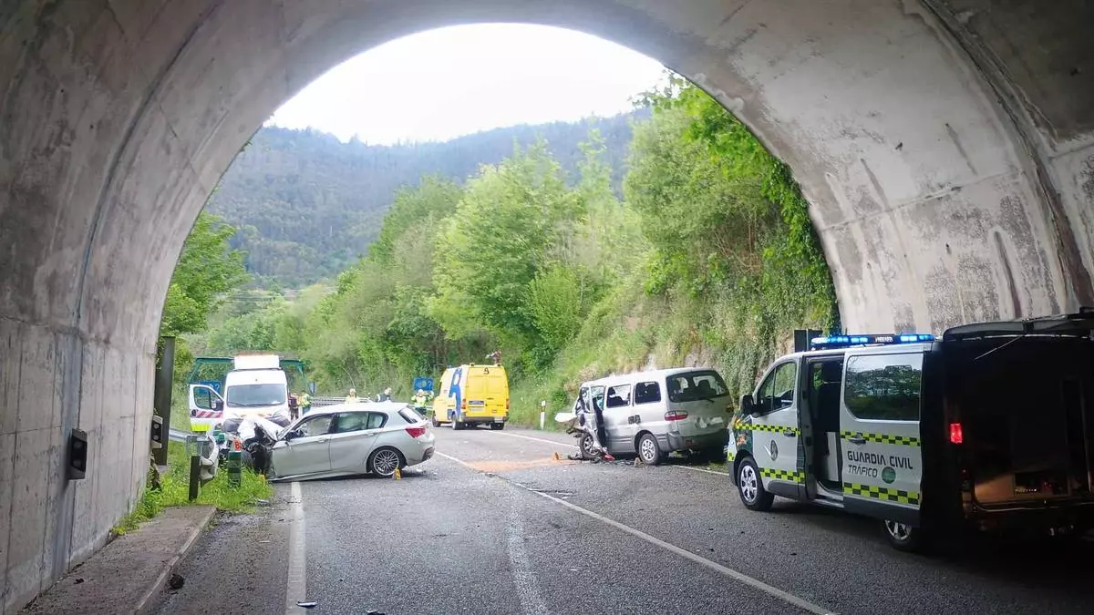 Once personas resultan heridas en un accidente de tr芍fico en Asturias tras el choque frontal de dos turismos