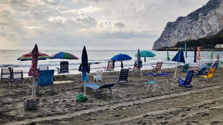 Calp multará la instalación de sombrillas en las playas antes de las 9:30 horas