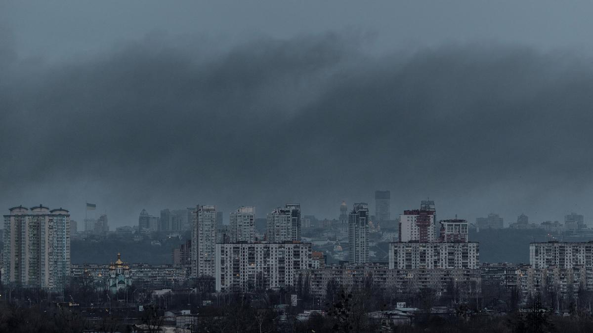El humo de los bombardeos rusos sobrevuela el cielo de Kiev.