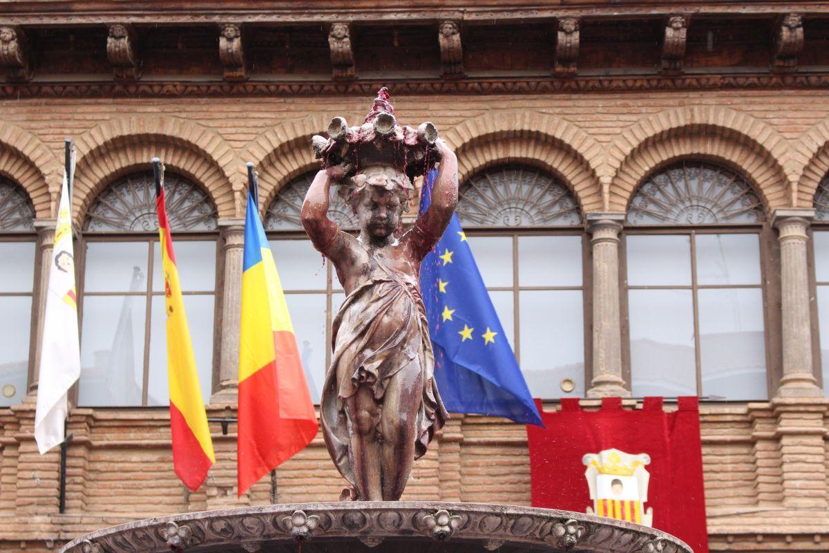 Durante la Fiesta de la Vendimia de la Fuente de la Mora en Cariñena mana vino.