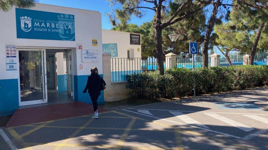 Una vecina accede al polideportivo Paco Cantos.