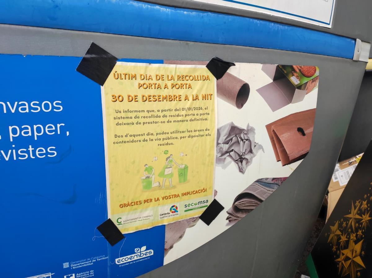 Cartel informativo del Ayuntamiento de Cambrils en los contenedores.
