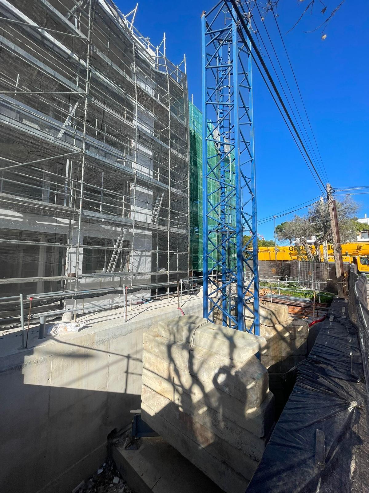 Galería: retirada la grúa que había caído sobre un edificio en Ibiza