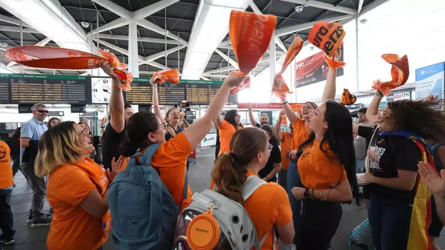 La afición taronja esperó a las jugadoras en la estación