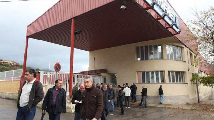 Los trabajadores abandonan la fábrica de Mirofret al mediodía de ayer tras haberles sido notificado el cierre definitivo.